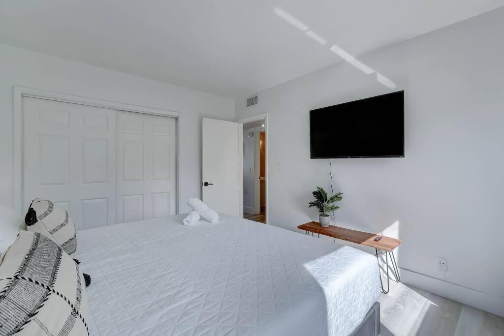 Chic Retreat: 2Br Apartment! 劳德代尔堡 外观 照片