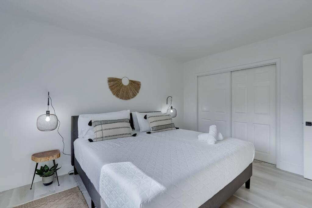 Chic Retreat: 2Br Apartment! 劳德代尔堡 外观 照片