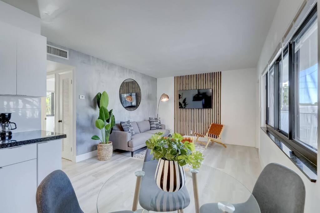 Chic Retreat: 2Br Apartment! 劳德代尔堡 外观 照片